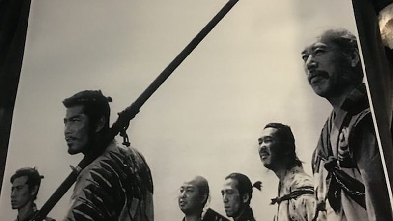 除了审查标书，实地考察也是判断公司实力的重要环节。以下是一些建议：